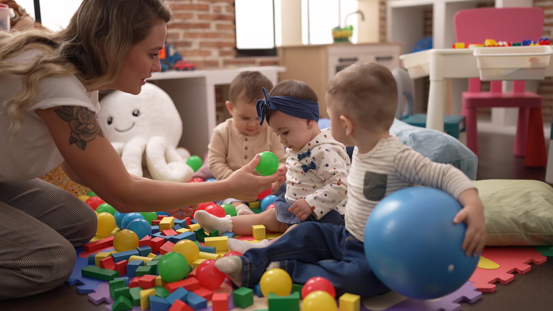 Deti hrajúce sa v jasliach Bubbi
