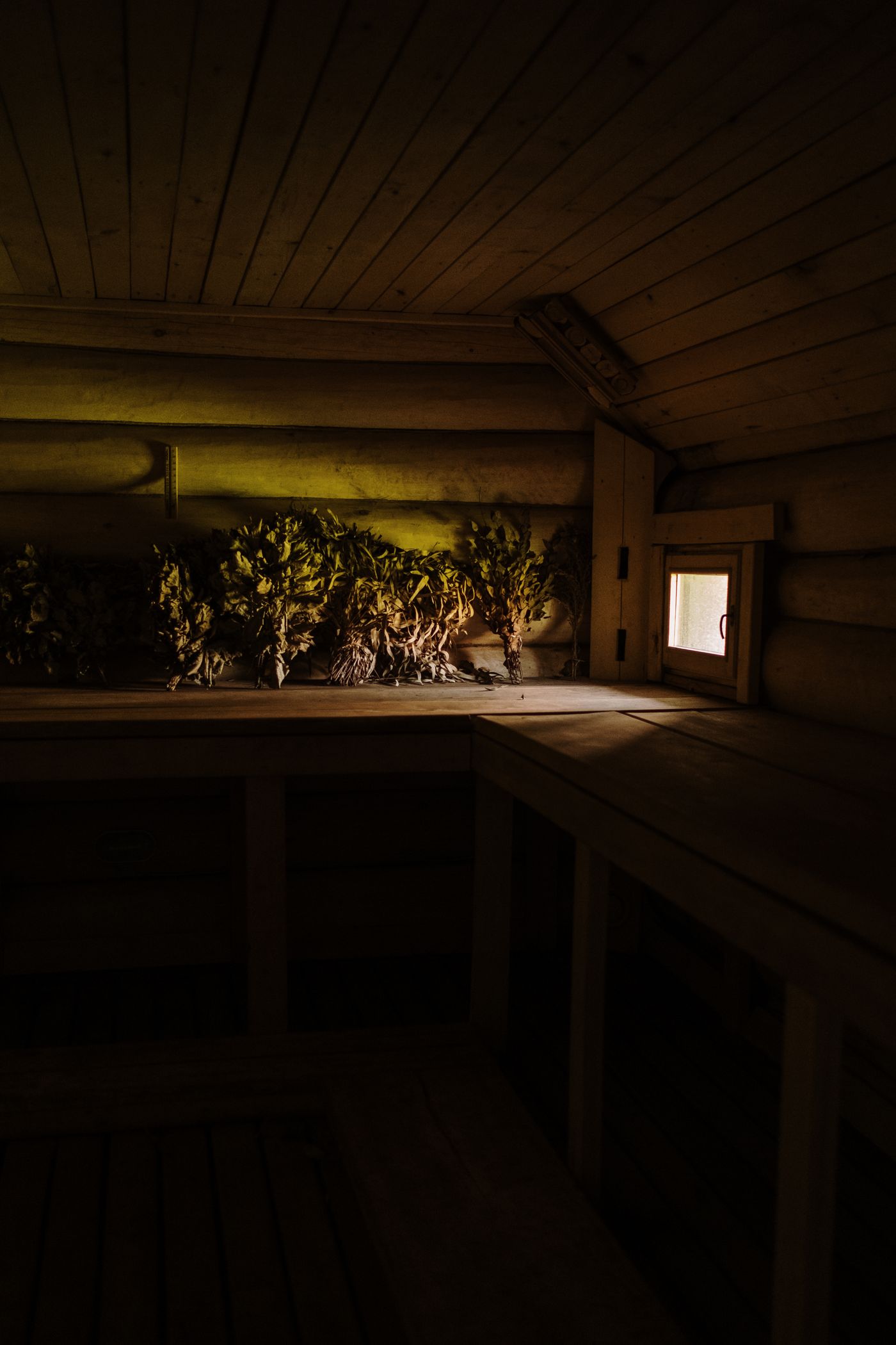 Drevená sauna so sušenými bylinkami